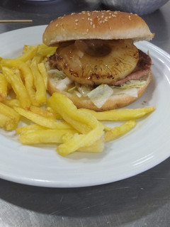 Una foto de Hamburguesa con piña