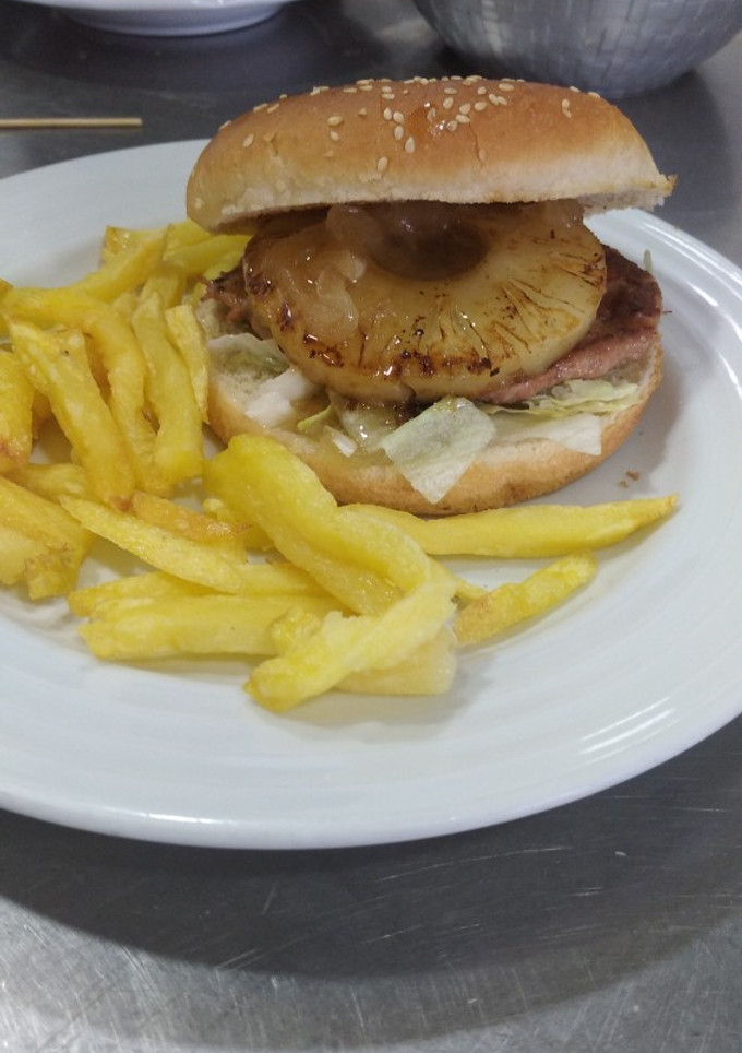 Una foto de Hamburguesa con piña