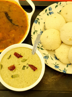 ઈડલી સાંભાર ચટણી (idli sambar chutney recipe in gujarati language) રેસીપી મુખ્ય ફોટો