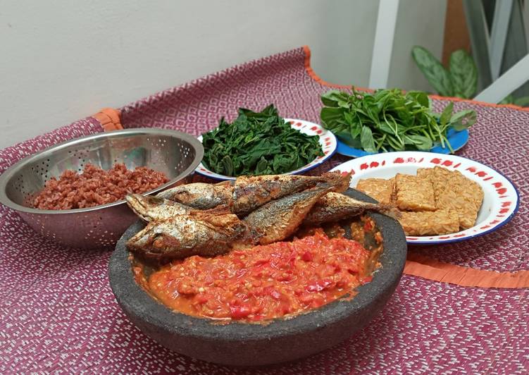 Ikan salem cobek sambal terasi..🤤🤤