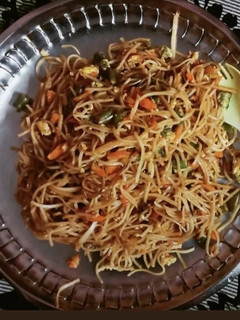 चाउमीन (chowmein recipe in Hindi) रेसिपी मुख्य फोटो