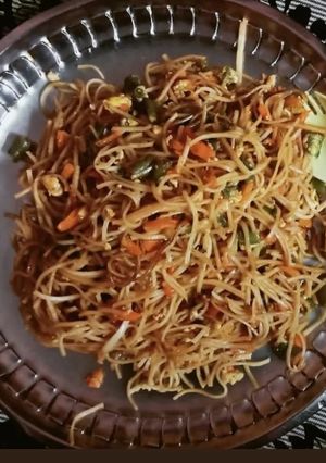 चाउमीन (chowmein recipe in Hindi) रेसिपी मुख्य फोटो