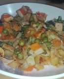 Salteado de verdura y pencas con surimi, mejillones y pavo