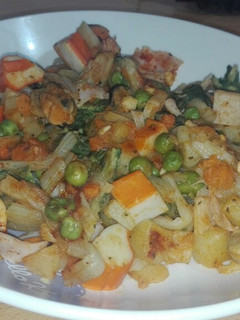 Una foto de Salteado de verdura y pencas con surimi, mejillones y pavo