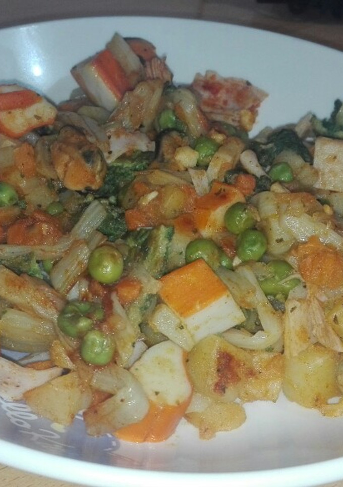 Una foto de Salteado de verdura y pencas con surimi, mejillones y pavo