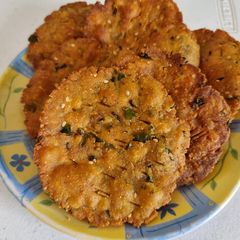 A picture of Fried dhebra puri / methi puri.