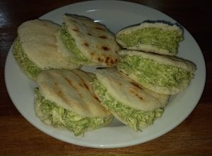 Una foto de Arepas pepiadas 🫓 🇻🇪 ♡