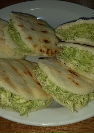 Una foto de Arepas pepiadas 🫓 🇻🇪 ♡