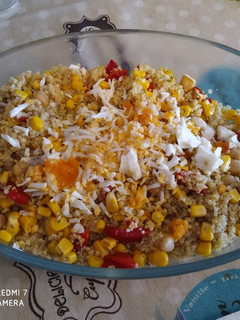Una foto de Ensalada de garbanzos y quinoa exótica