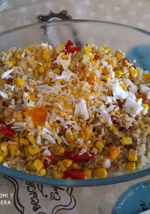 Una foto de Ensalada de garbanzos y quinoa exótica