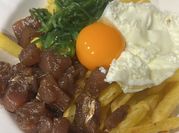 Una foto de atún fresco con salsa de soya