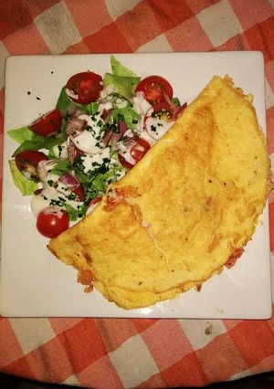 Una foto de Omelette Caprese c/ensalada