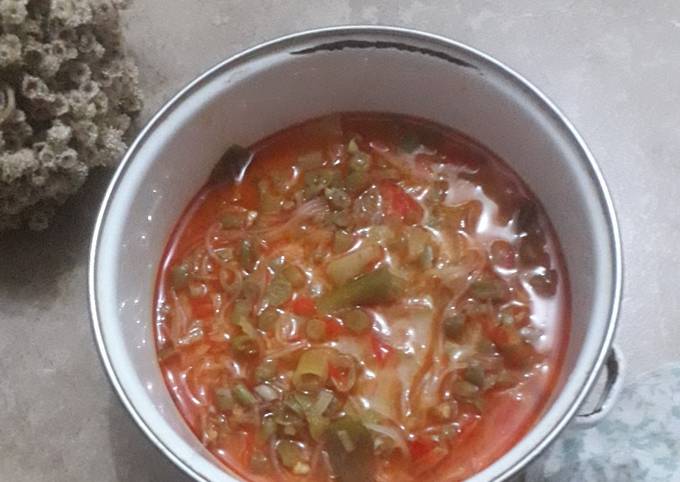Sup merah simpel temen makan ketupat