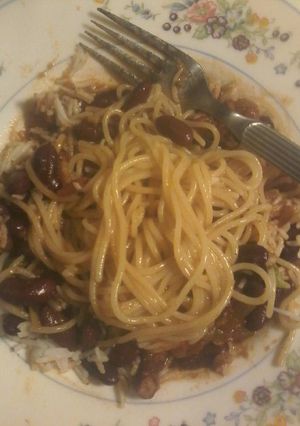 A picture of Kidney bean marinara sauce W/ Pasta.
