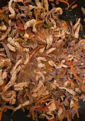 Una foto de Fajitas rellenas de vegetales, pollo y carne rústica al wok