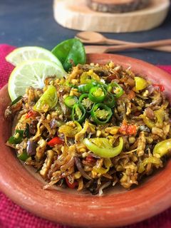 Foto resep Sambal Teri Tempe, Bumbu Iris