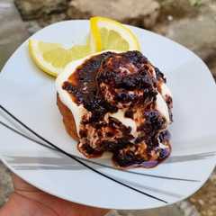 O poză a rețetei Papanași cu smântână și dulceață de mure.