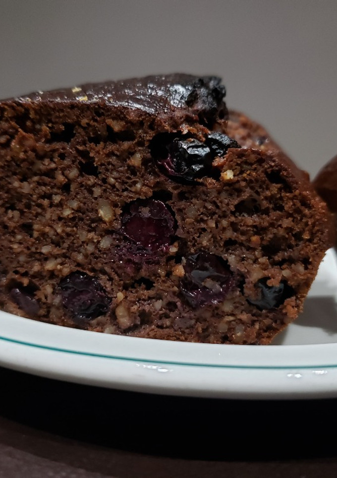 Una foto de Budín de chocolate y arándanos low carb