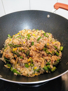 Una foto de Salteado aromático de tres arroces con gambas y trigueros en wok