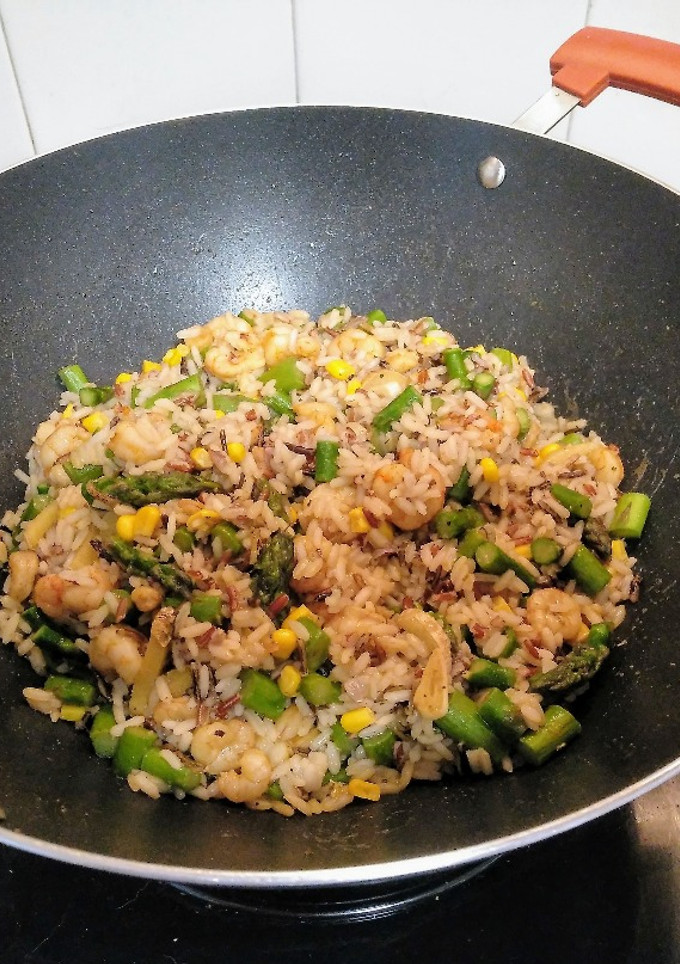 Una foto de Salteado aromático de tres arroces con gambas y trigueros en wok