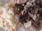 Una foto de carne con hongos portobello