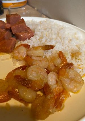Una foto de Camarones al ajillo y mantequilla