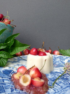 Foto de Panna Cotta de Coco & Baunilha com doce de cereja