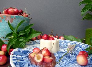 Foto de Panna Cotta de Coco & Baunilha com doce de cereja