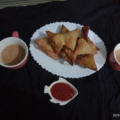 A picture of Chicken tikka Macroni samosa.