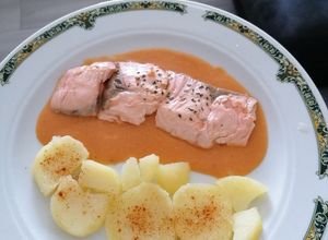 Foto principal de Salmón sobre bisqué de gambas y patatas panaderas con paprika
