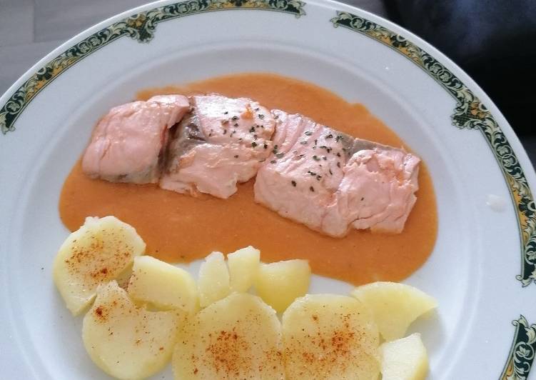 Salmón sobre bisqué de gambas y patatas panaderas con Salmón sobre bisqué de gambas y patatas panaderas con