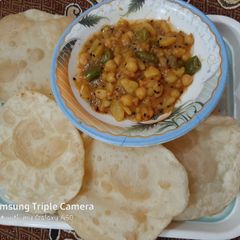 A picture of Tarkari with pori.