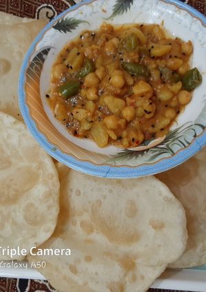 A picture of Tarkari with pori.