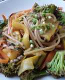 Espaguetis🍝 con vegetales🥦🥒🌰🥕🍯