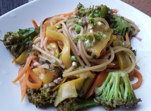 Una foto de Espaguetis🍝 con vegetales🥦🥒🌰🥕🍯