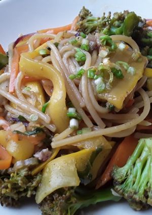 Una foto de Espaguetis🍝 con vegetales🥦🥒🌰🥕🍯