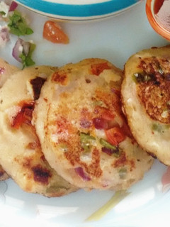 A picture of Bread poha uttapams.
