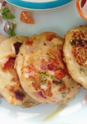 A picture of Bread poha uttapams.