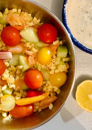 Une photo de Salade de coquillettes, saumon, crudités et sa sauce au yaourt citronné