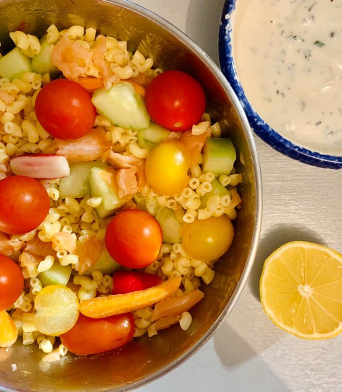 Une photo de Salade de coquillettes, saumon, crudités et sa sauce au yaourt citronné