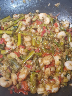 Una foto de Espárragos verdes con piquillos y gambas