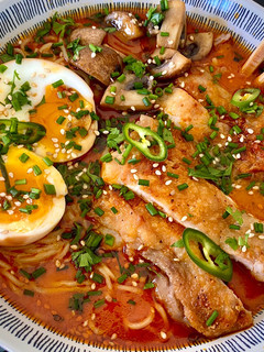 Una foto de Ramen de curry rojo con pollo crujiente