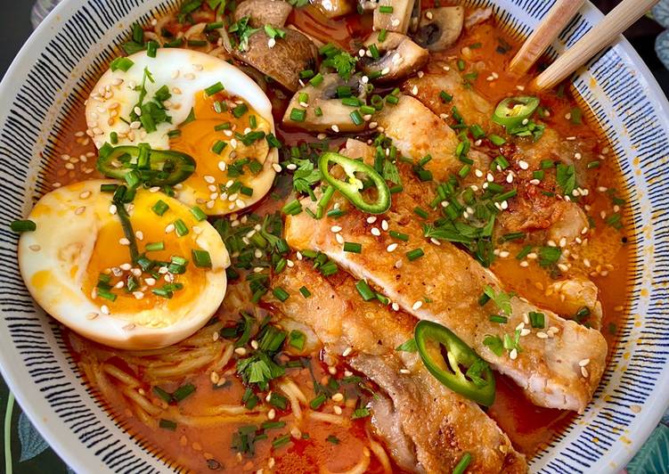 Ramen de curry rojo con pollo crujiente