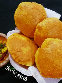 बेड़मी पूरी और आलू की सब्जी (bedmi poori aur aloo ki sabzi recipe in Hindi) रेसिपी मुख्य फोटो