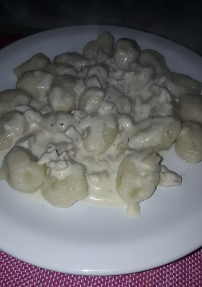 Una foto de Ñoquis con salsa parissien