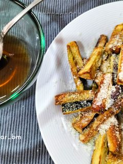 Una foto de Bastones de berenjena y calabacín en airfryer a la miel