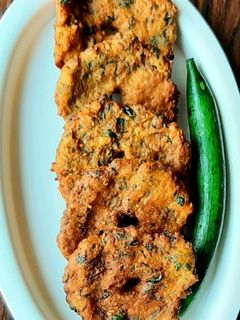 घोसाळ्याची थालीपीठे (Ghosali thalipeeth recipe in marathi) रेसिपी चे मुख्य फोटो