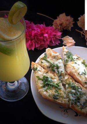 A picture of Cheesy Garlic bread 🥖.