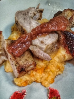 Una foto de Secreto asado sobre puré de boniato y chutney de cebolla