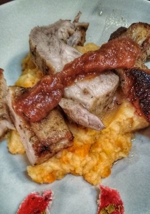 Una foto de Secreto asado sobre puré de boniato y chutney de cebolla